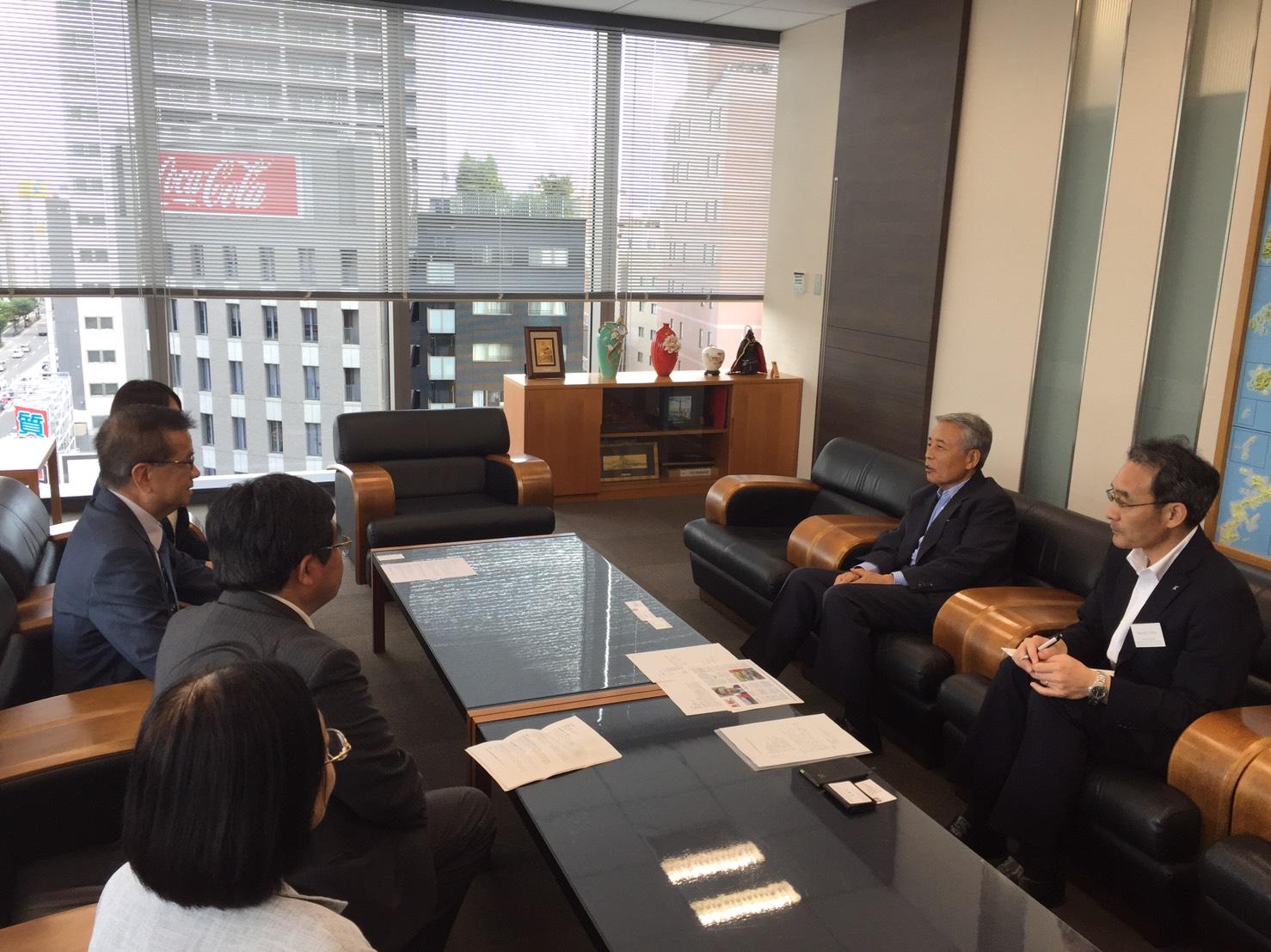 九州経済連合会麻生泰会長（右二）を表敬訪問