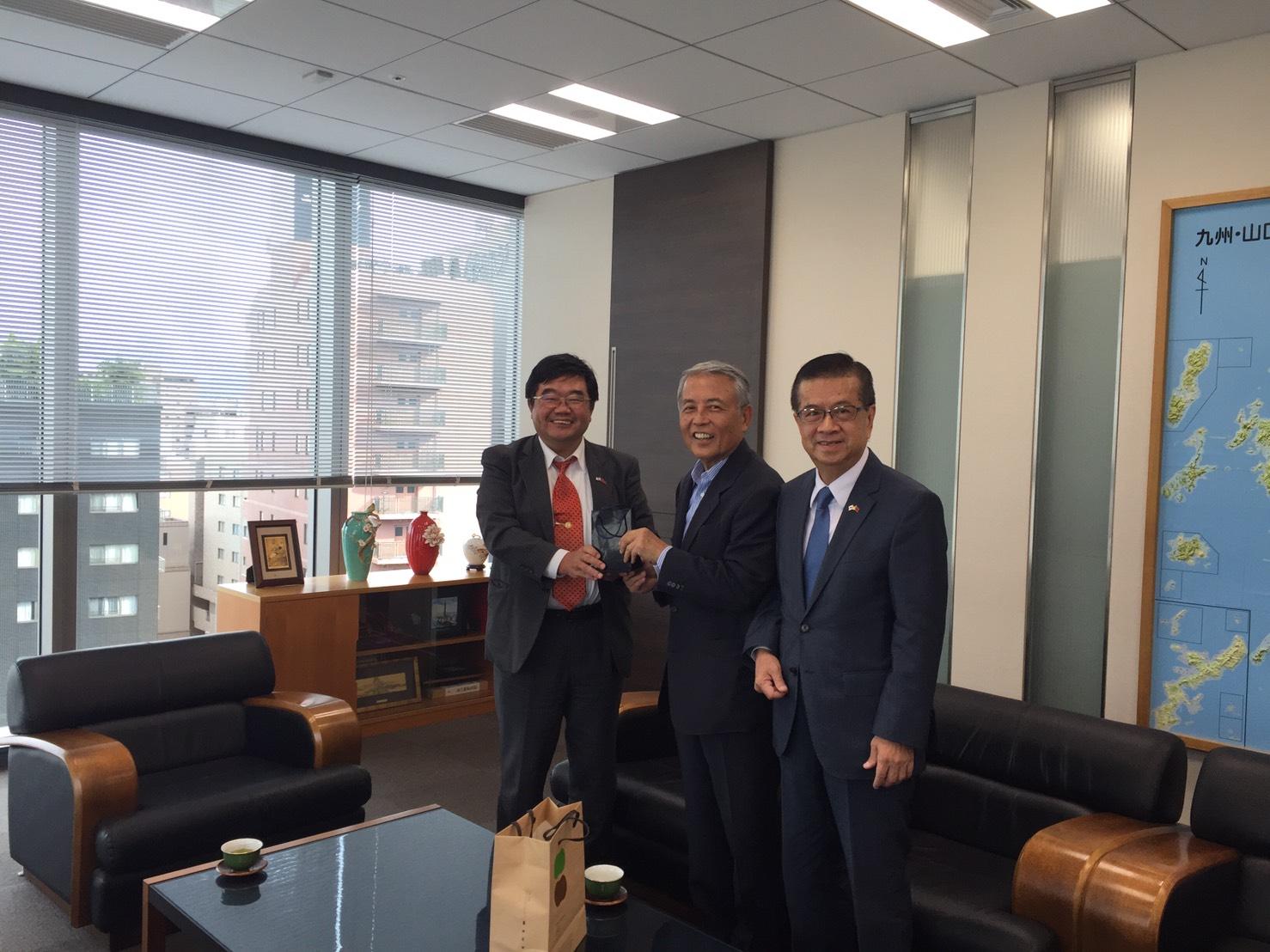 九州経済連合会麻生泰会長（中）