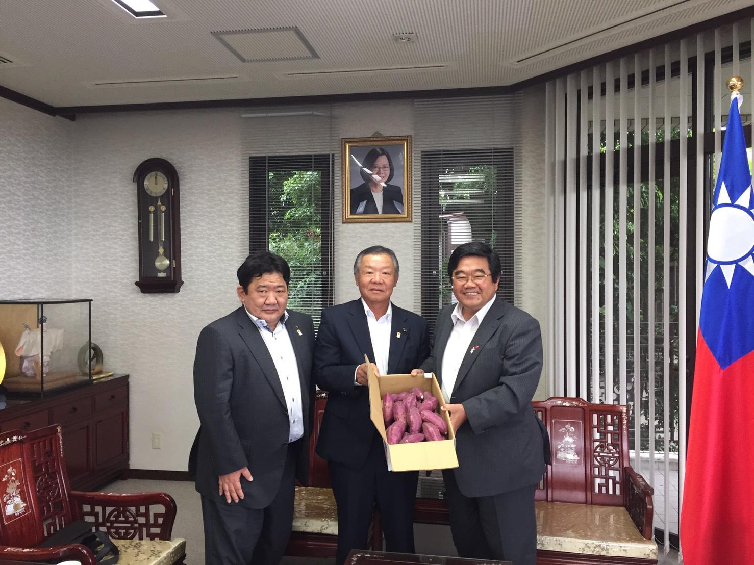 宮崎縣副議長橫田照夫（中）