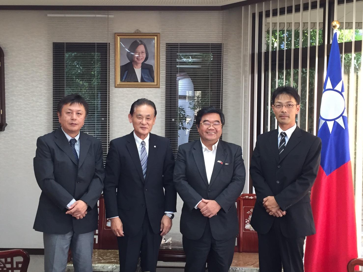 10月3日，大木町石川潤一町長、ひしのみ国際交流センター北原幸則理事長、川村恭事務局長等一行記3名が戎総領事を表敬訪問