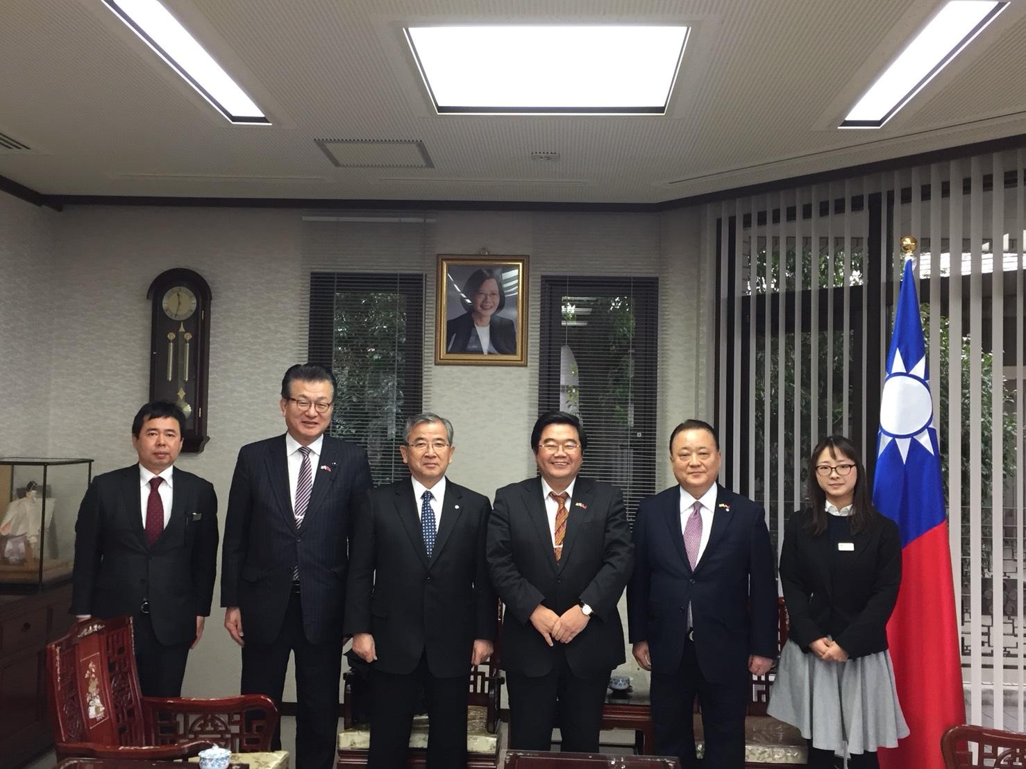 1月11日、福岡県台湾友好議員連盟加地邦雄顧問、井上忠敏会長、中牟田伸二事務局長、県議会事務局津留克史課長補佐、兵道律佐主査等一行計5名が戎総領事を表敬訪問。