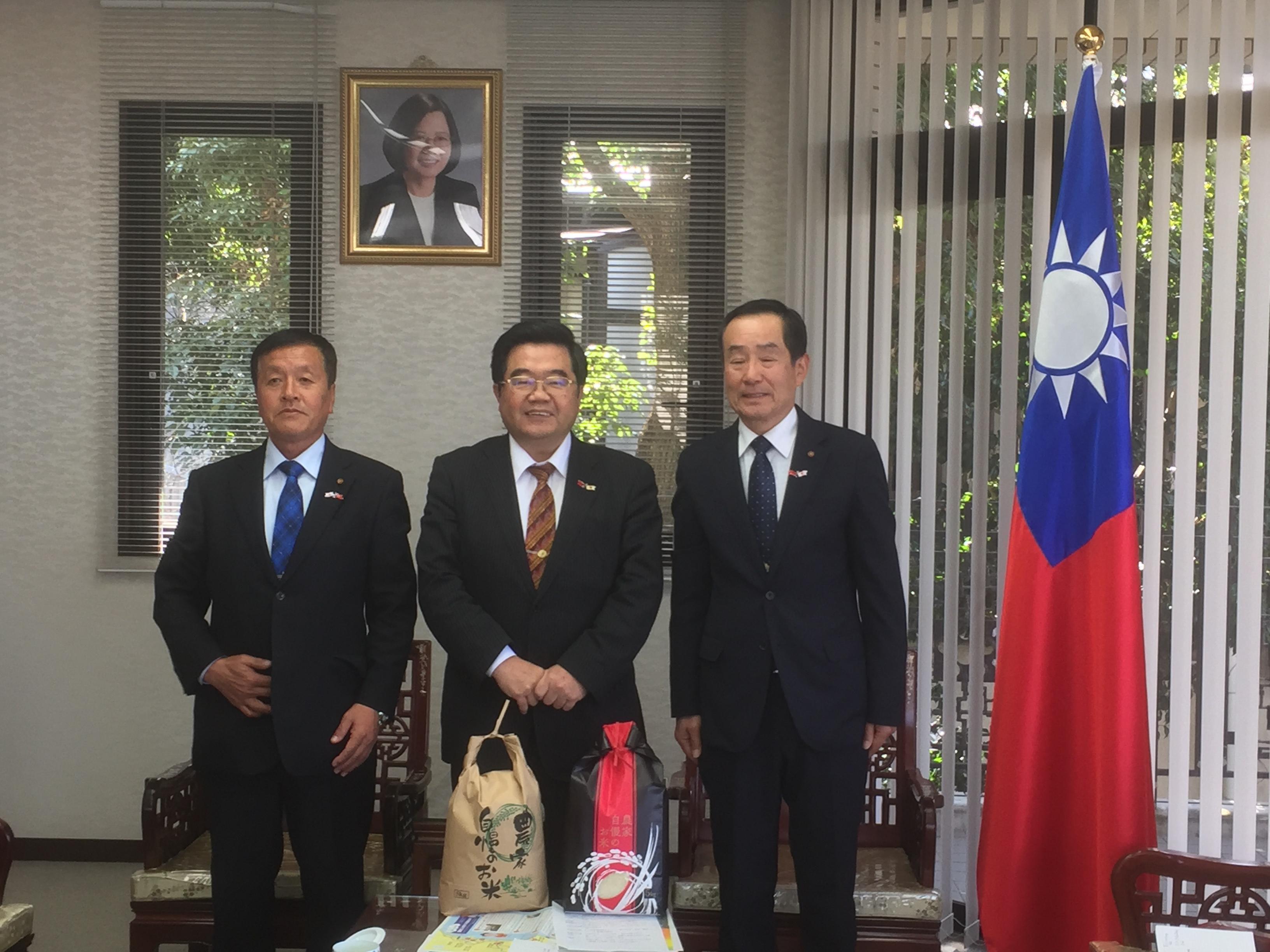 菊池市と台湾の友好を推進する議員の会泉田栄一朗副会長（左）