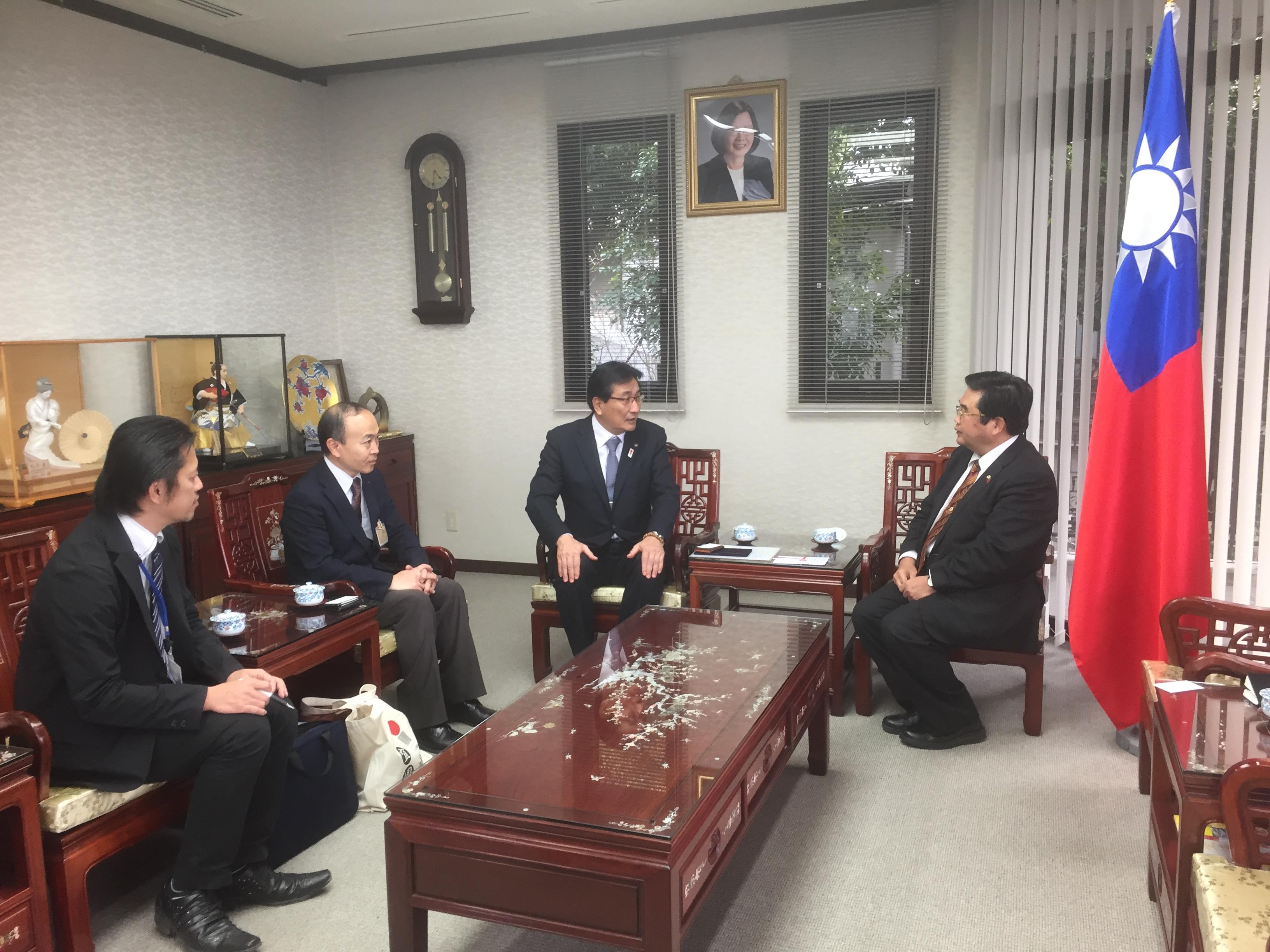 日田市原田啓介市長（右二）