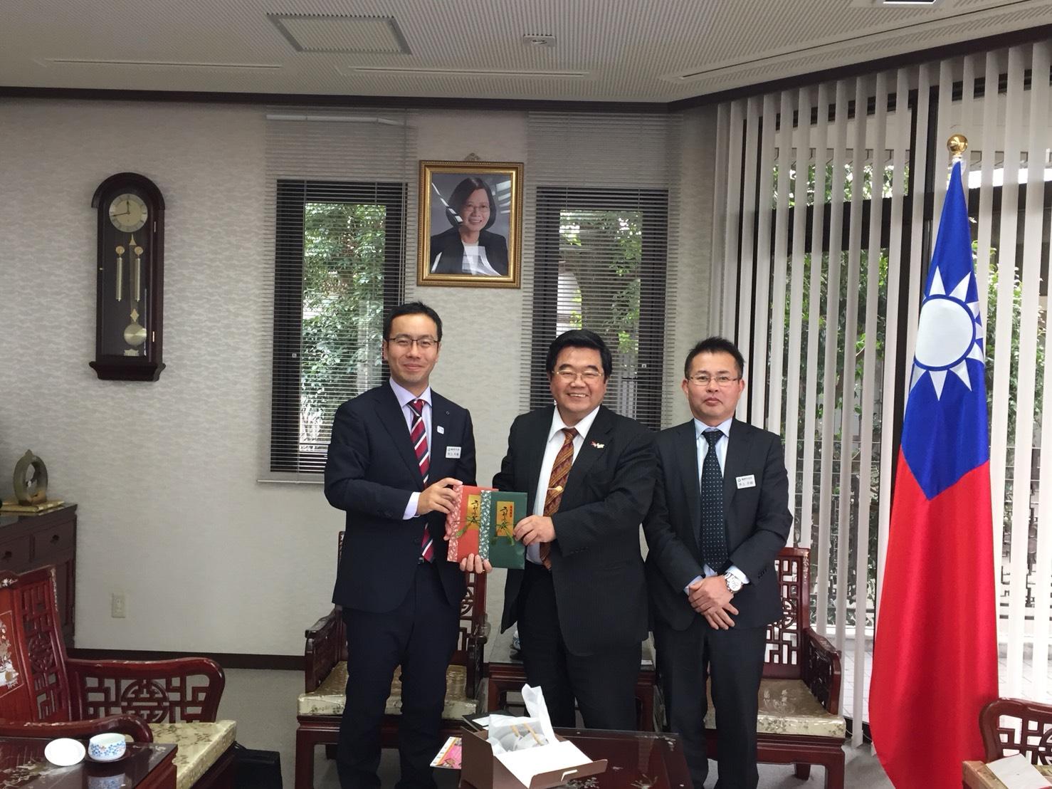 嬉野市村上大祐市長（左）