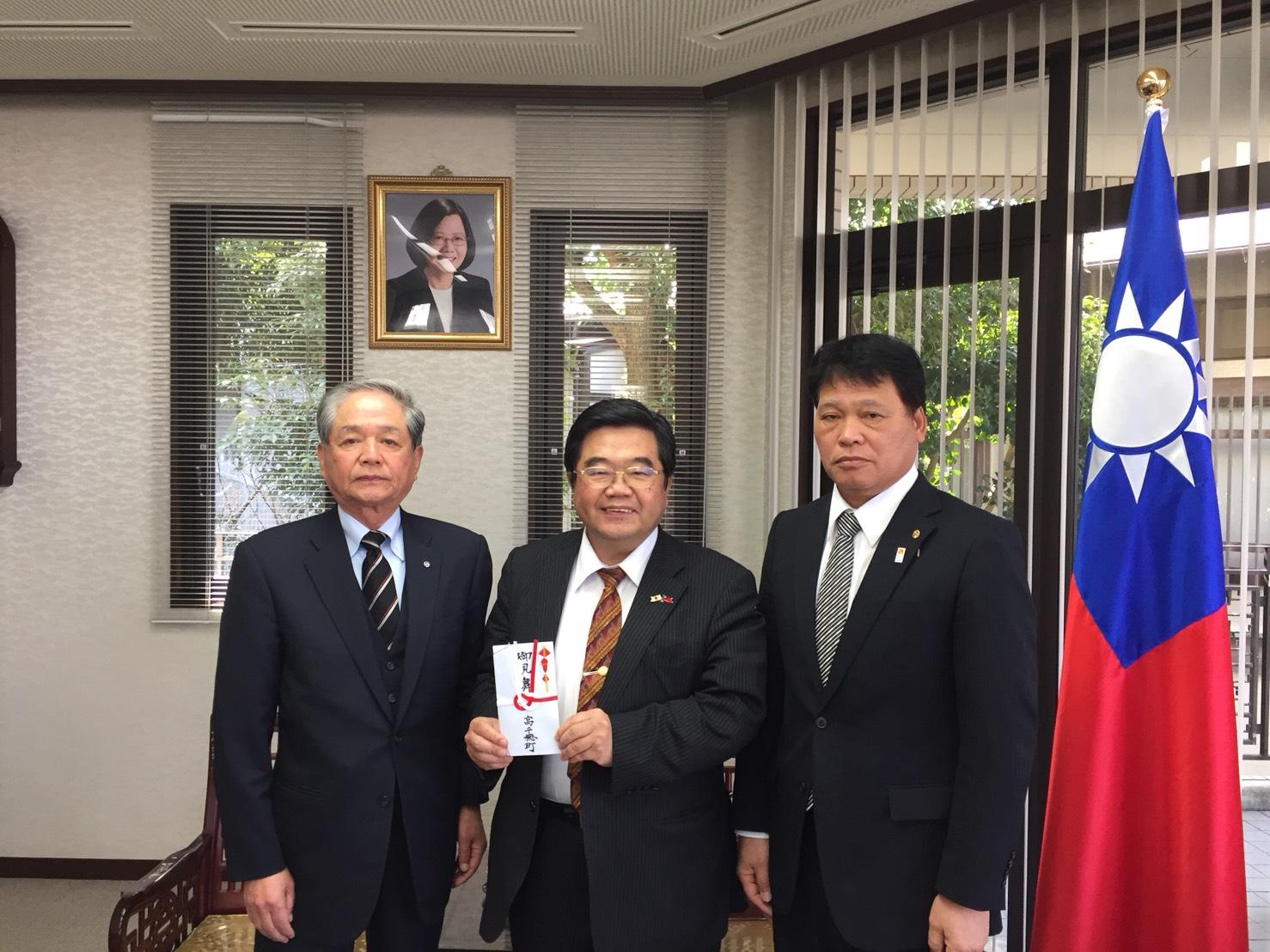 高千穂町内倉信吾町長(左)