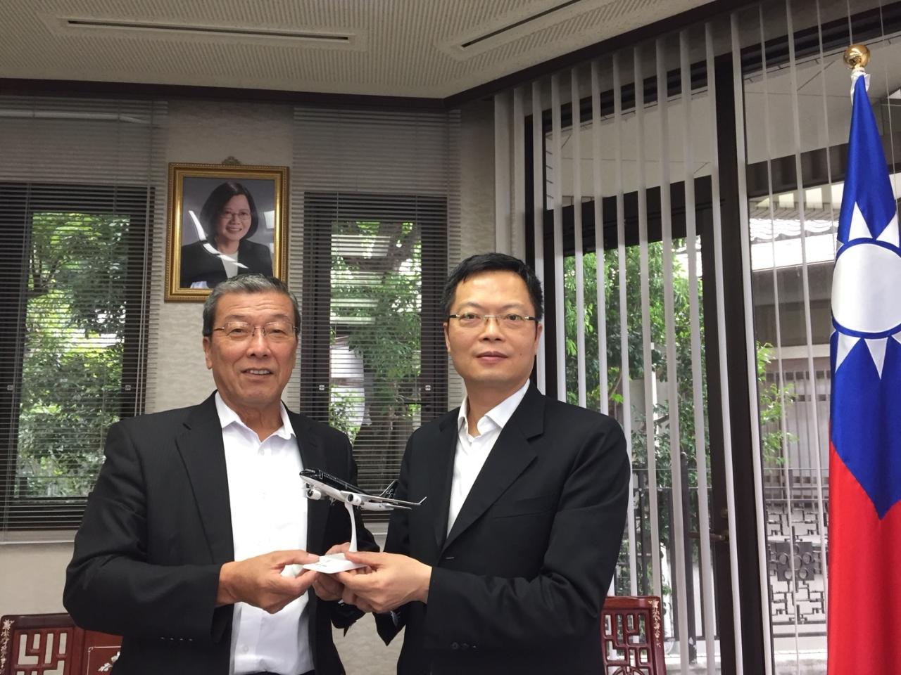 株式会社 スターフライヤー社長松石禎己(左)、本処総務部長洪臨梂(右)