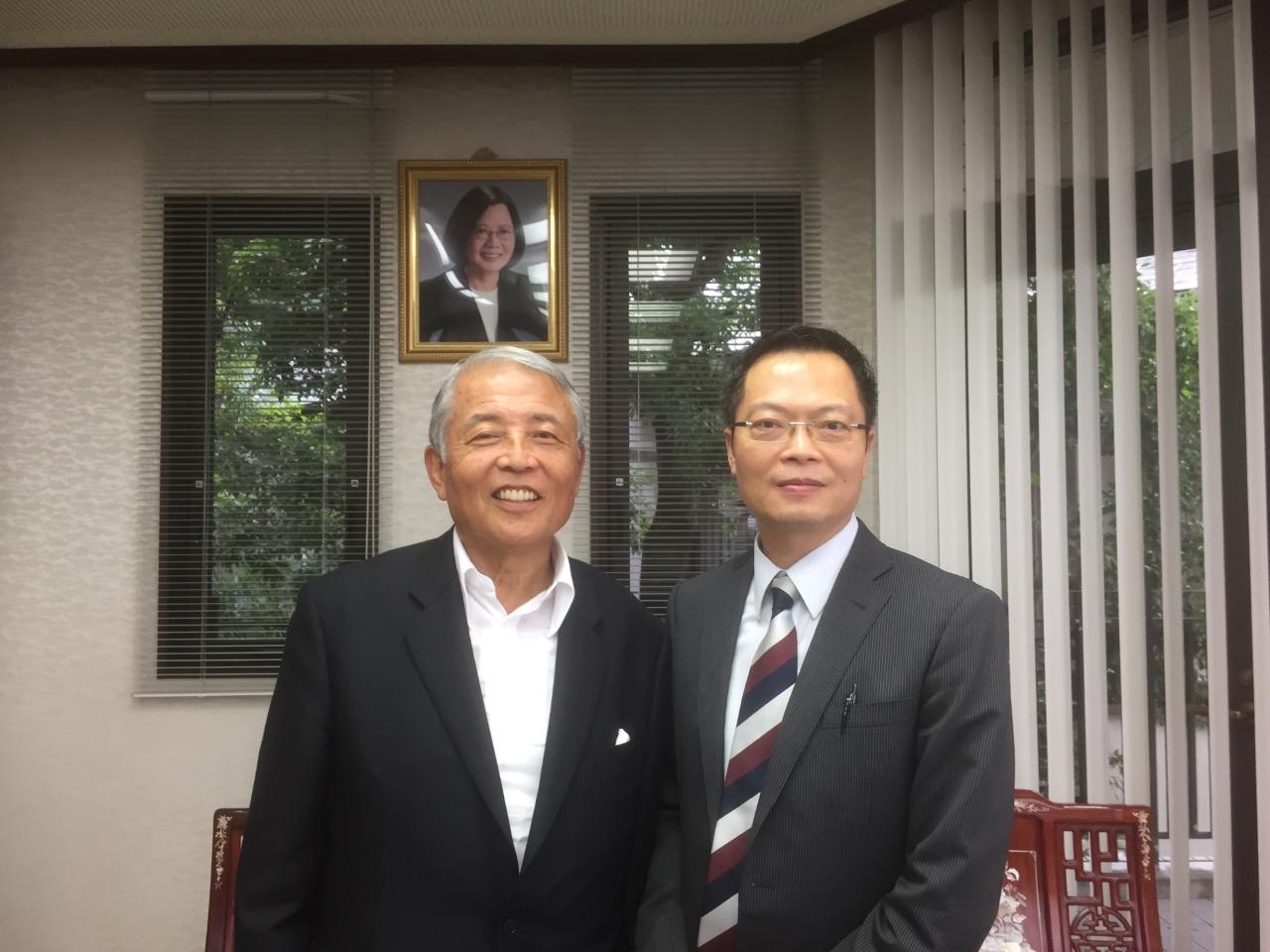九州経済連合会麻生泰会長(左)
