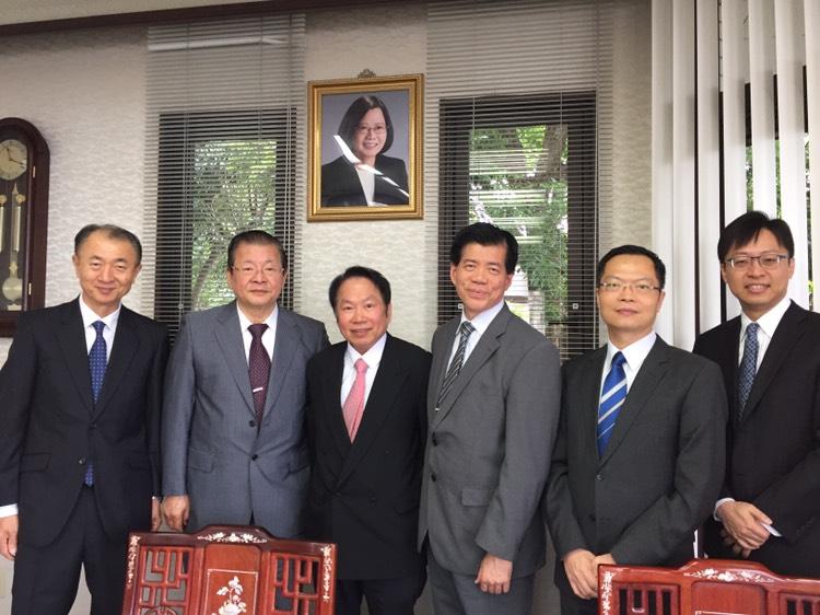 福岡県中華総会呉坤忠会長(左三)、王祖寵僑務委員(左二)、日本郵便花田利夫(左一)