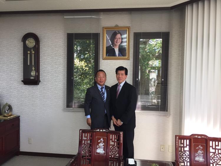 参議院議員大島九州男（左）