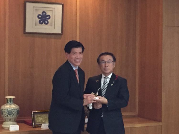 福岡県議会議長井上順吾（右）