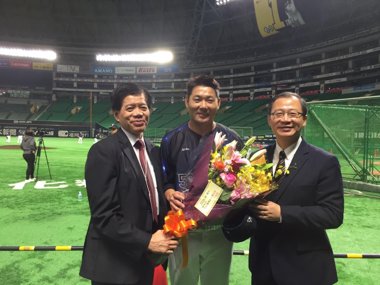 チャイニーズ・タイペイ黃甘霖監督（中）及びCPBL吳志揚会長（右）。 陳総領事が謝長廷大使の名義で花贈呈。