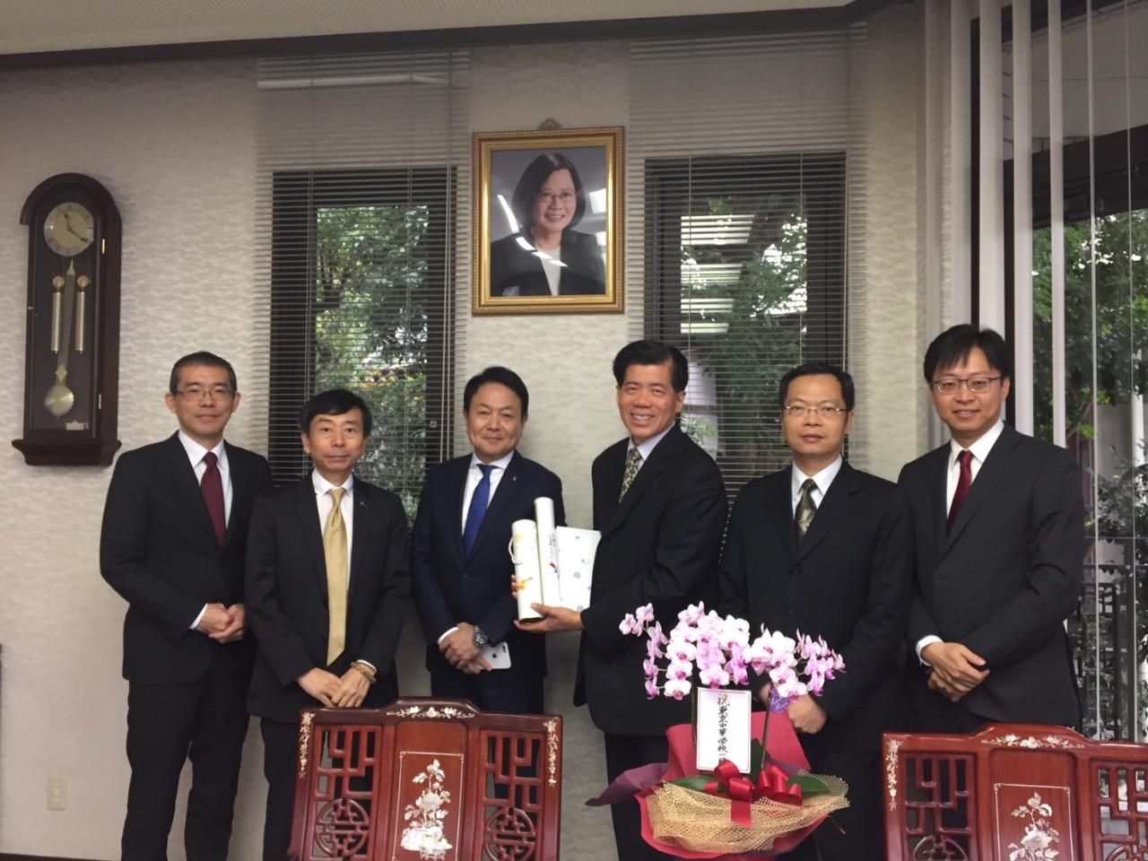 株式會社九電工事業開發部長宮本俊明(左二)、地方創生推進室長山口浩二(左三)、小泉邦亮(左一)