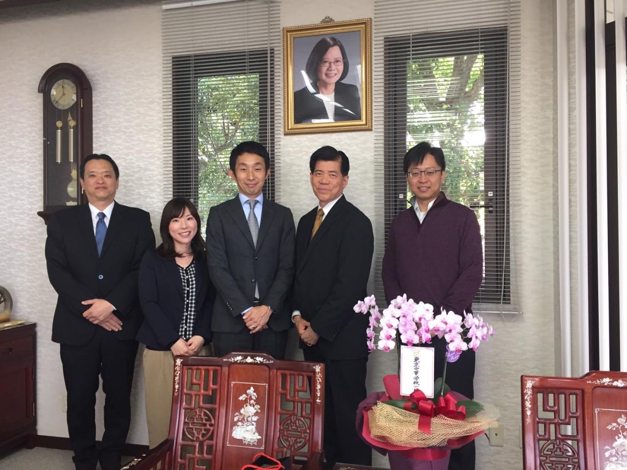 NPO法人アジア太平洋こども会議イン福岡第31回実行委員長藤真臣（左三）、副実行委員長藤田昌弘（左一）、コーディネーター大谷奈緒（左二）