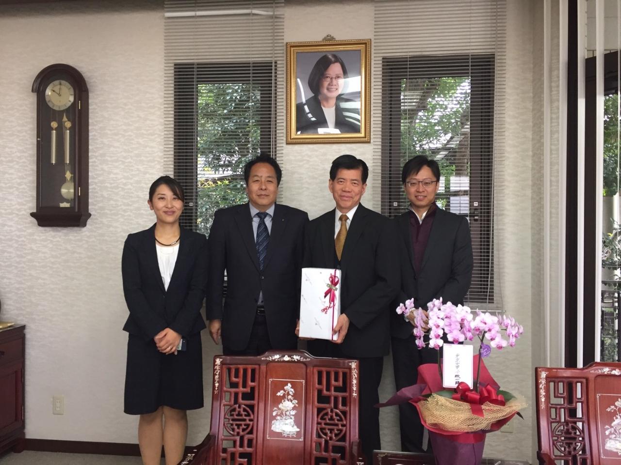 五ヶ瀬町教育長猪野貴一（左二）