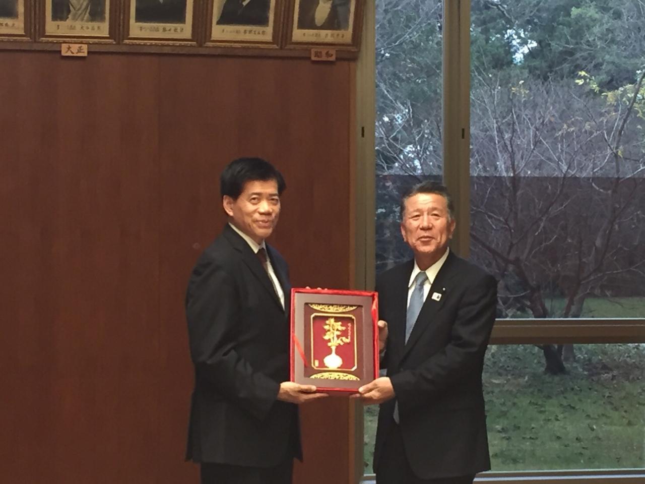 熊本県議会坂田孝志議長（右）