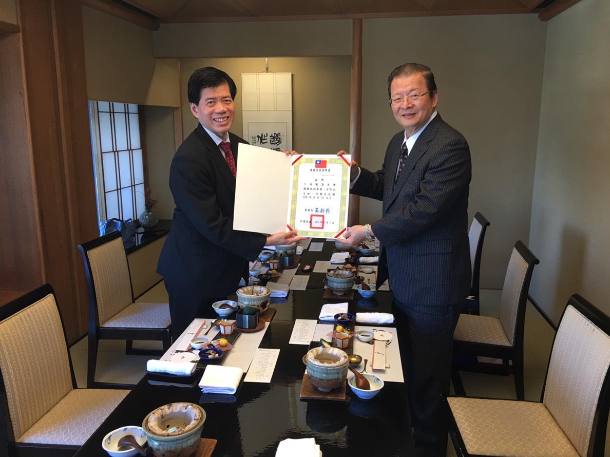 王祖寵氏へ僑務相談委員任命状を授与