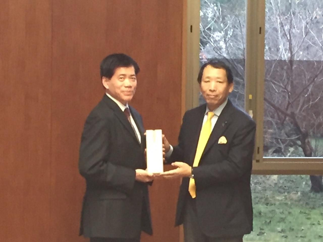 熊本県議会熊本台湾交流促進会長藤川隆夫（右）