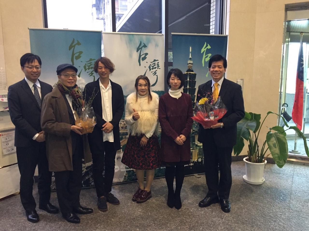 九州台湾商公会賴玉汝会長（右三）、二胡演奏家里地帰様（左三）、書道先生中島千香子様（右二）