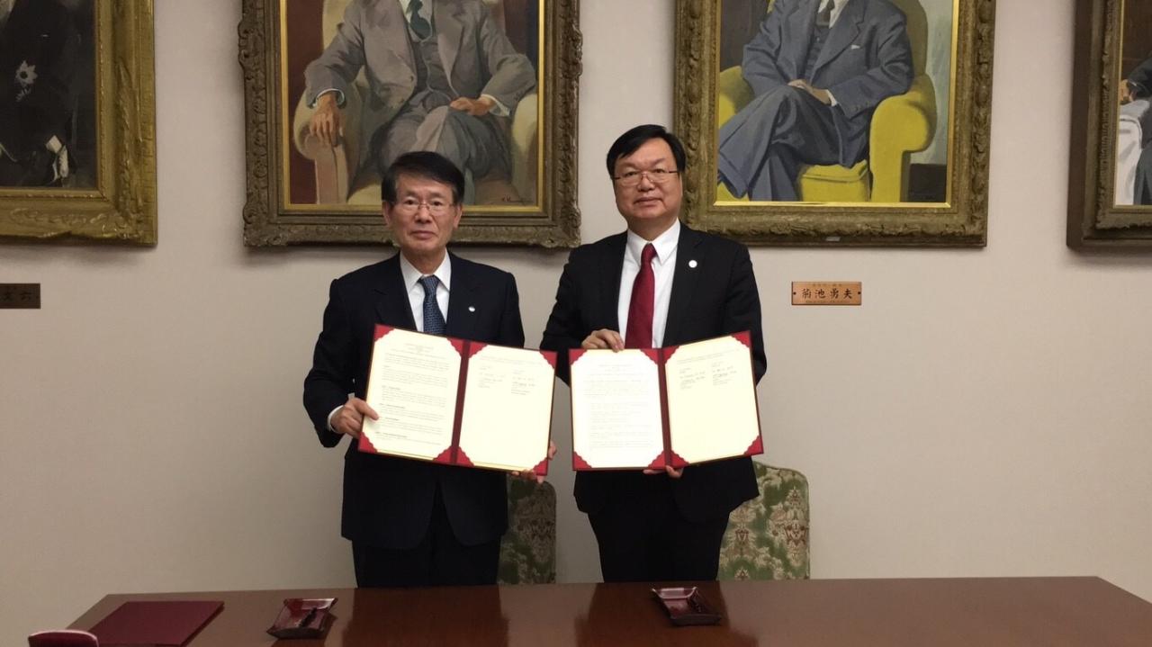国立台湾科技大大学校長廖慶榮（右），九州大学校長久保千春（左）