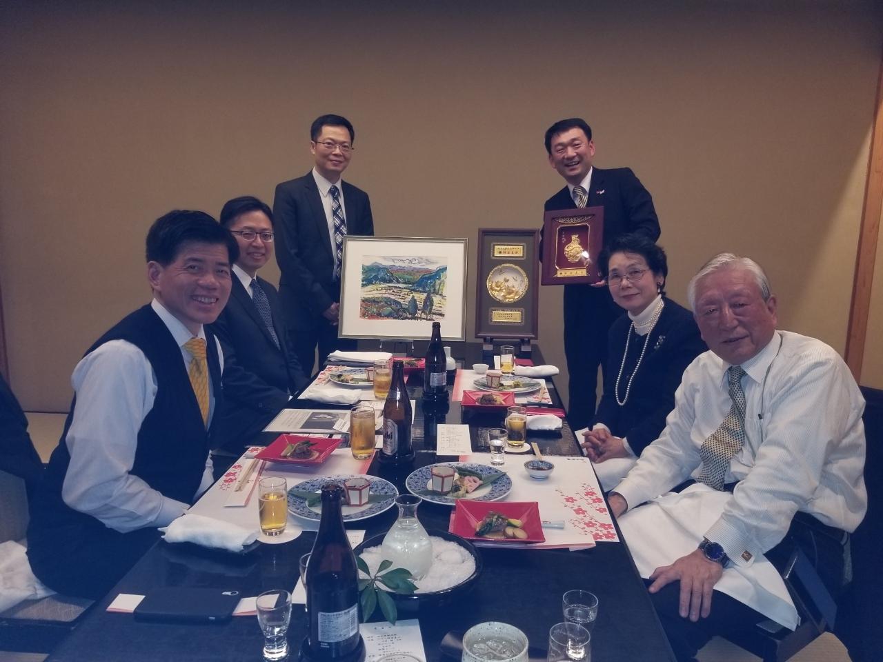 福岡博多東ライオンズクラブ女賀信治会長（右三）