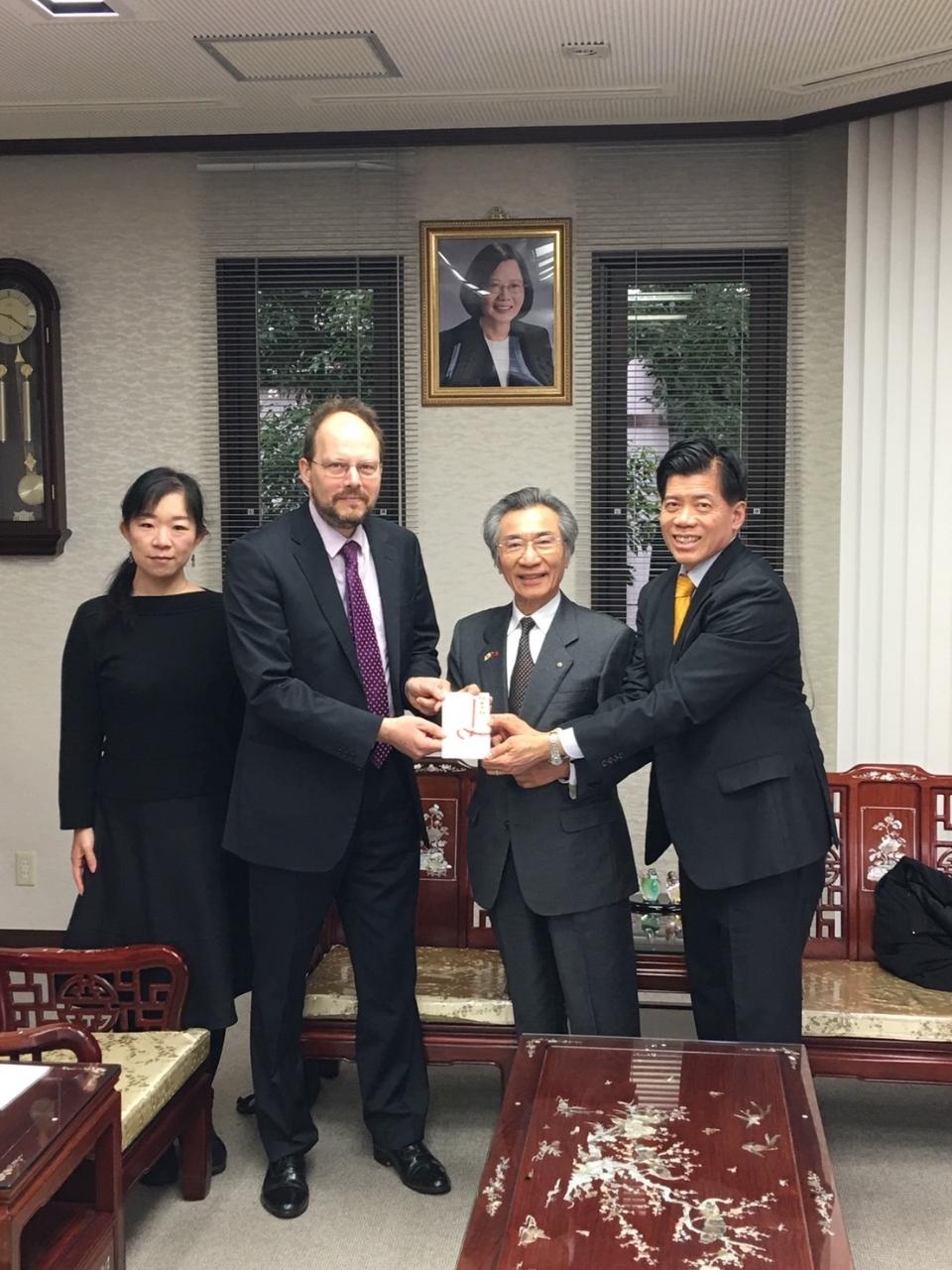 九州台日文化交流会本郷啟成会長（右二）、九州大学台湾研究講座VICKERS教授（左二）、前原博士（左一）