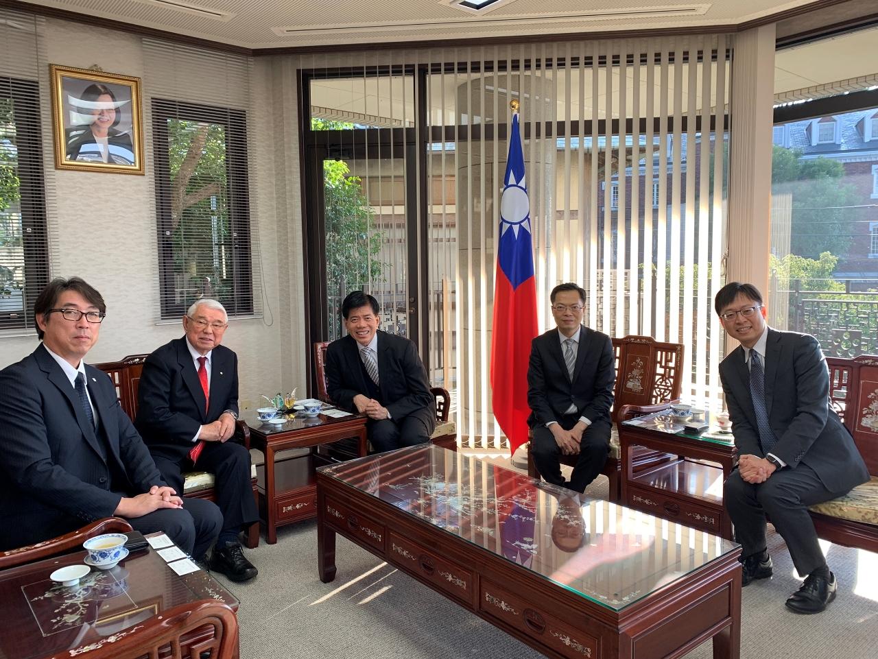 大島組大島英二会長（左二）