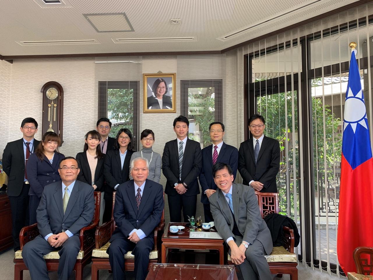 台湾観光協会呉朝彦秘書長（前中）交通部観光局日月潭国家風景区管理處洪維新處長（前左一）