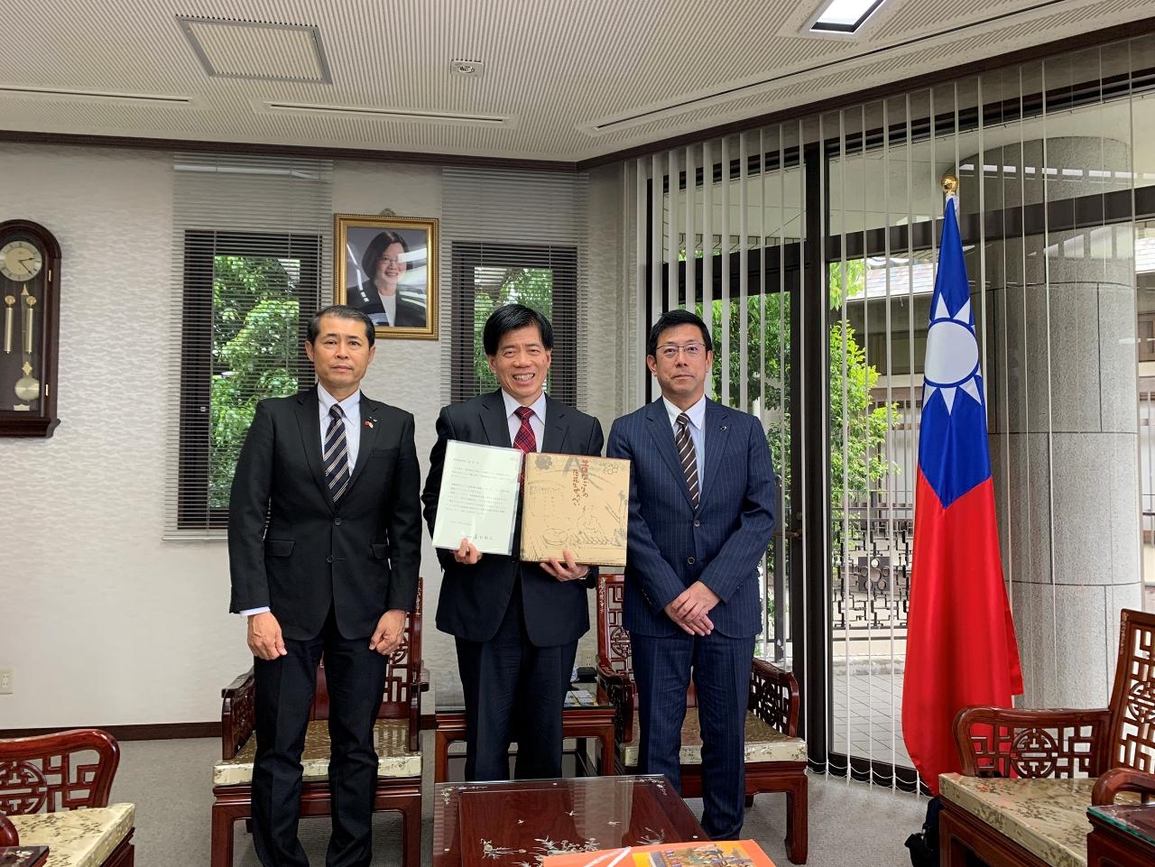 熊本県観光経済交流局長小金丸健（右1）、熊本県企画振興部交通政策情報局長內田清之（左1）