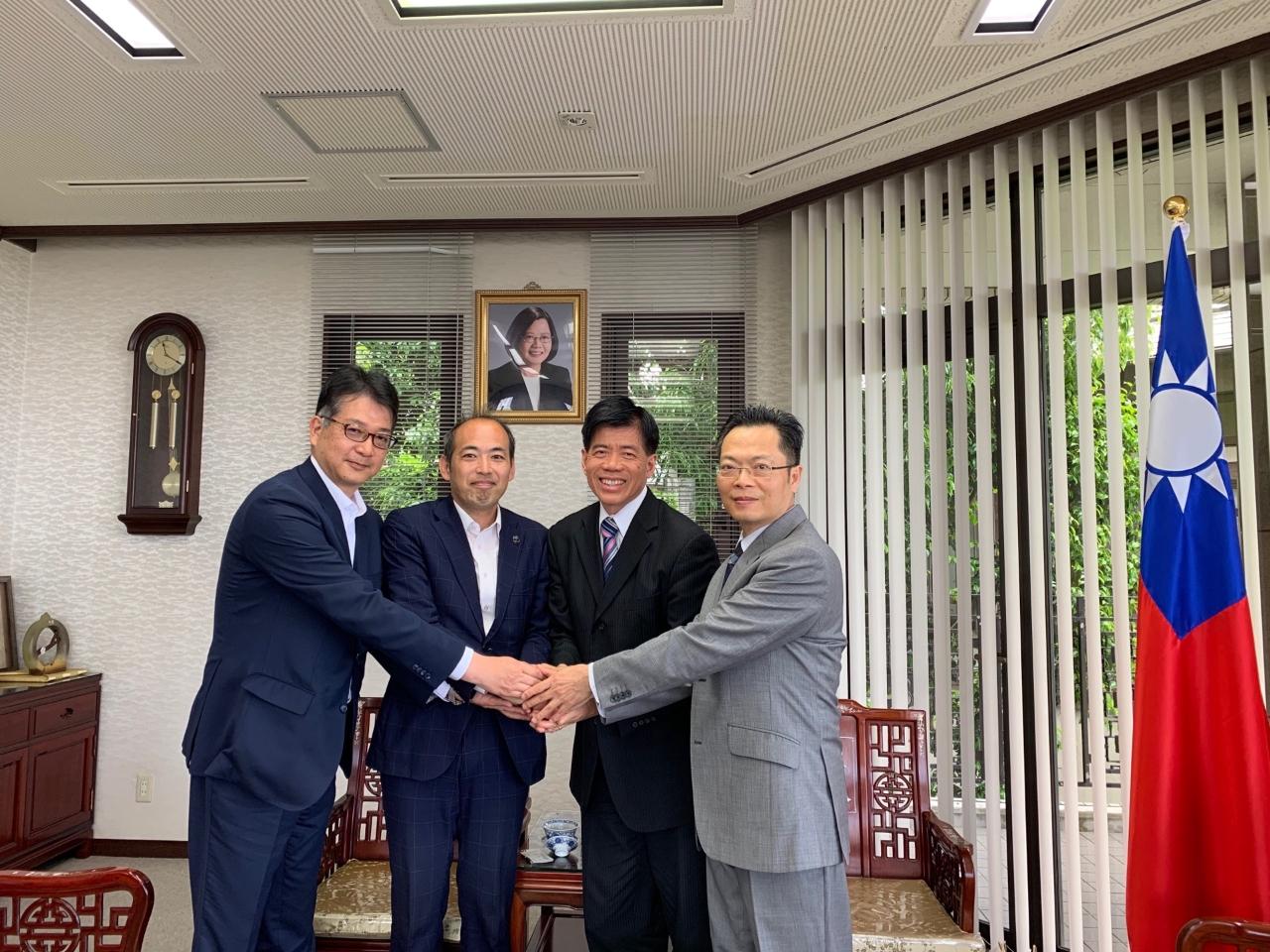 福岡商工会議所夏井圭介調查役(左一)、產業振興グループ長田中大輔(左二)