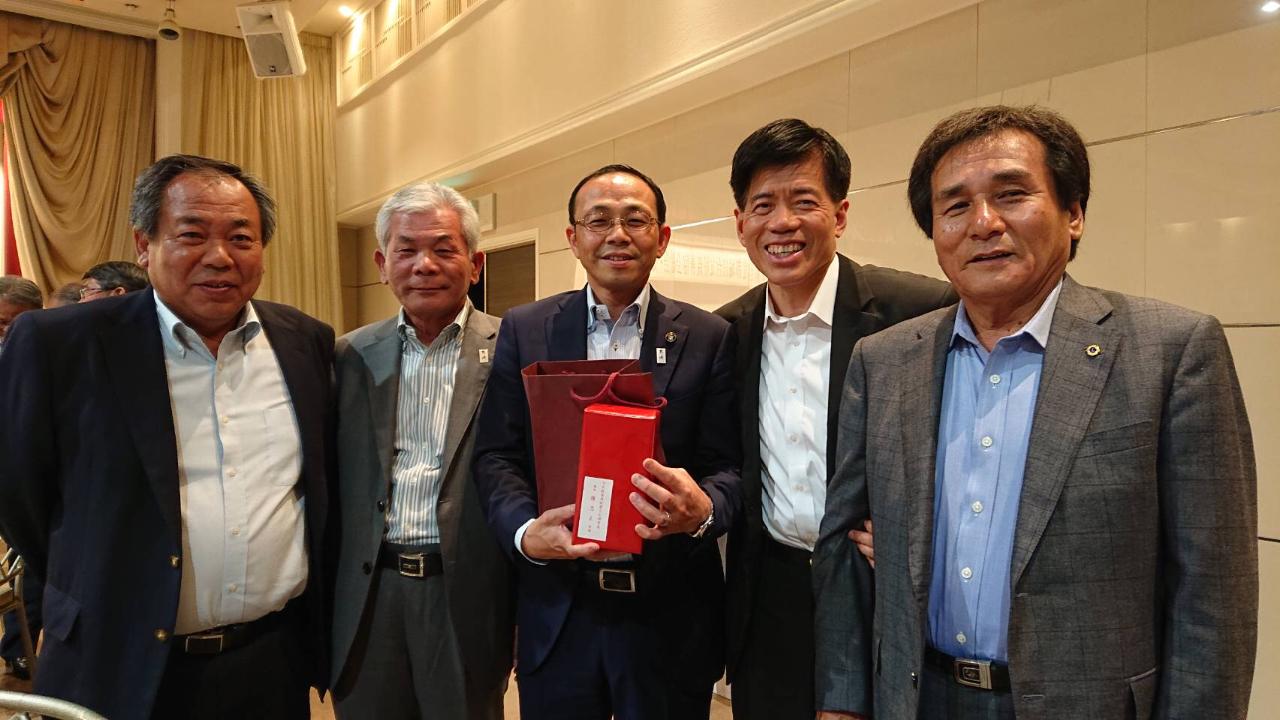 都城市長池田宜永（中）