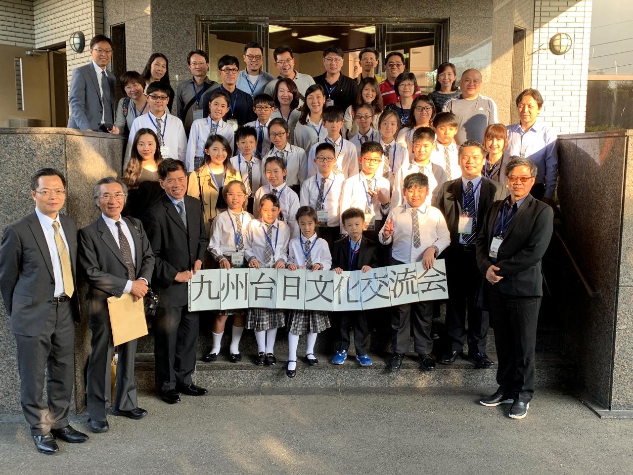 九州台日文化交流會長吳啟成（左2）、許田德校長（右1）黃建欽指揮（右2）