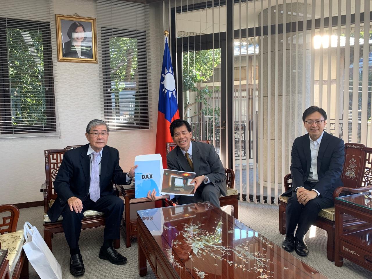 株式会社ダックス沖弘隆監查役（左一）