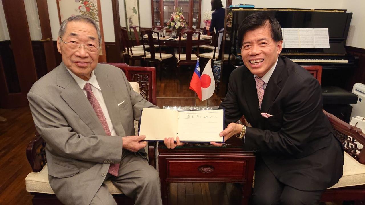 福岡工業大学鵜木洋二理事長（左）