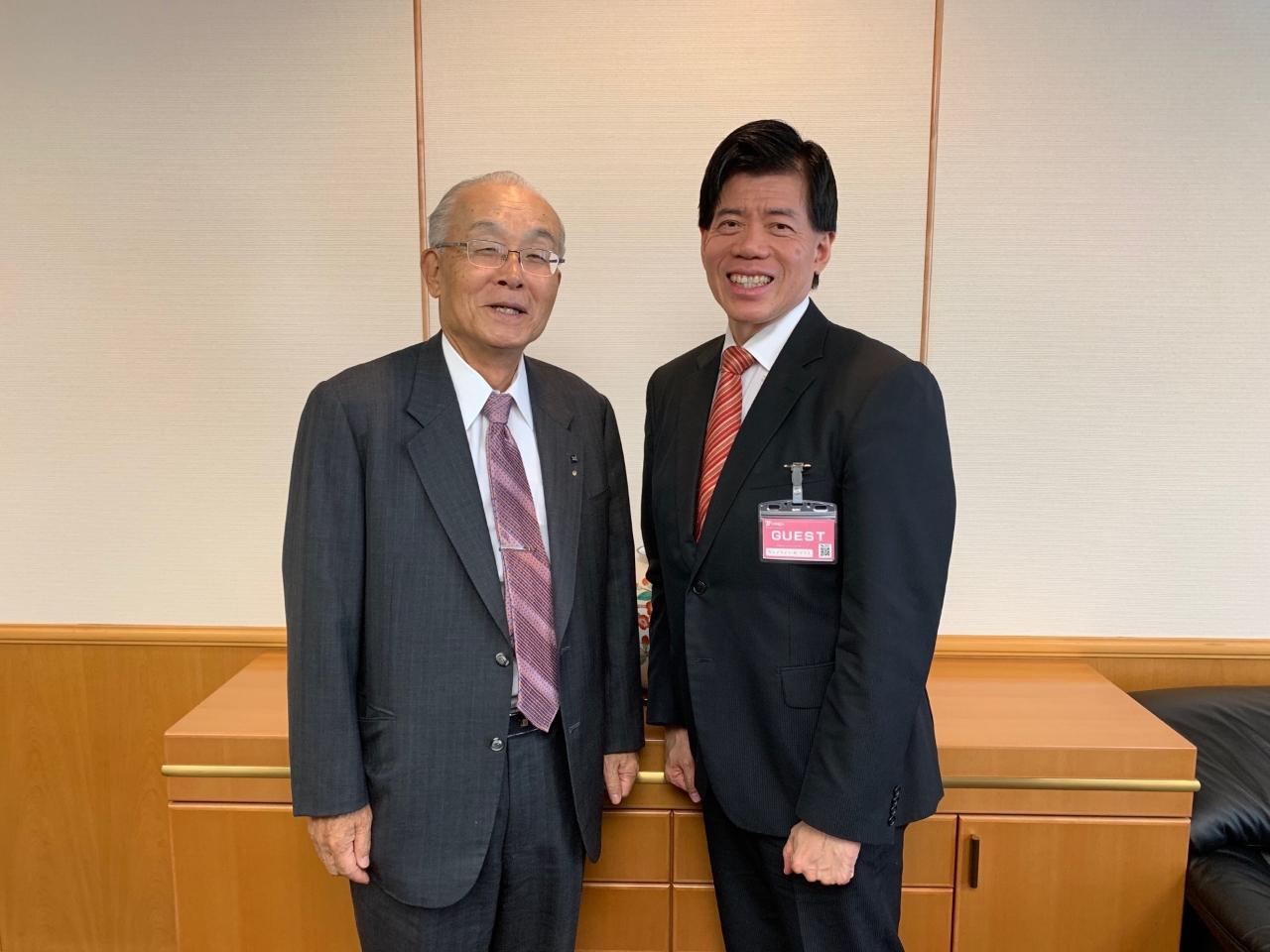 九州電力株式会社貫正義相談役（左）