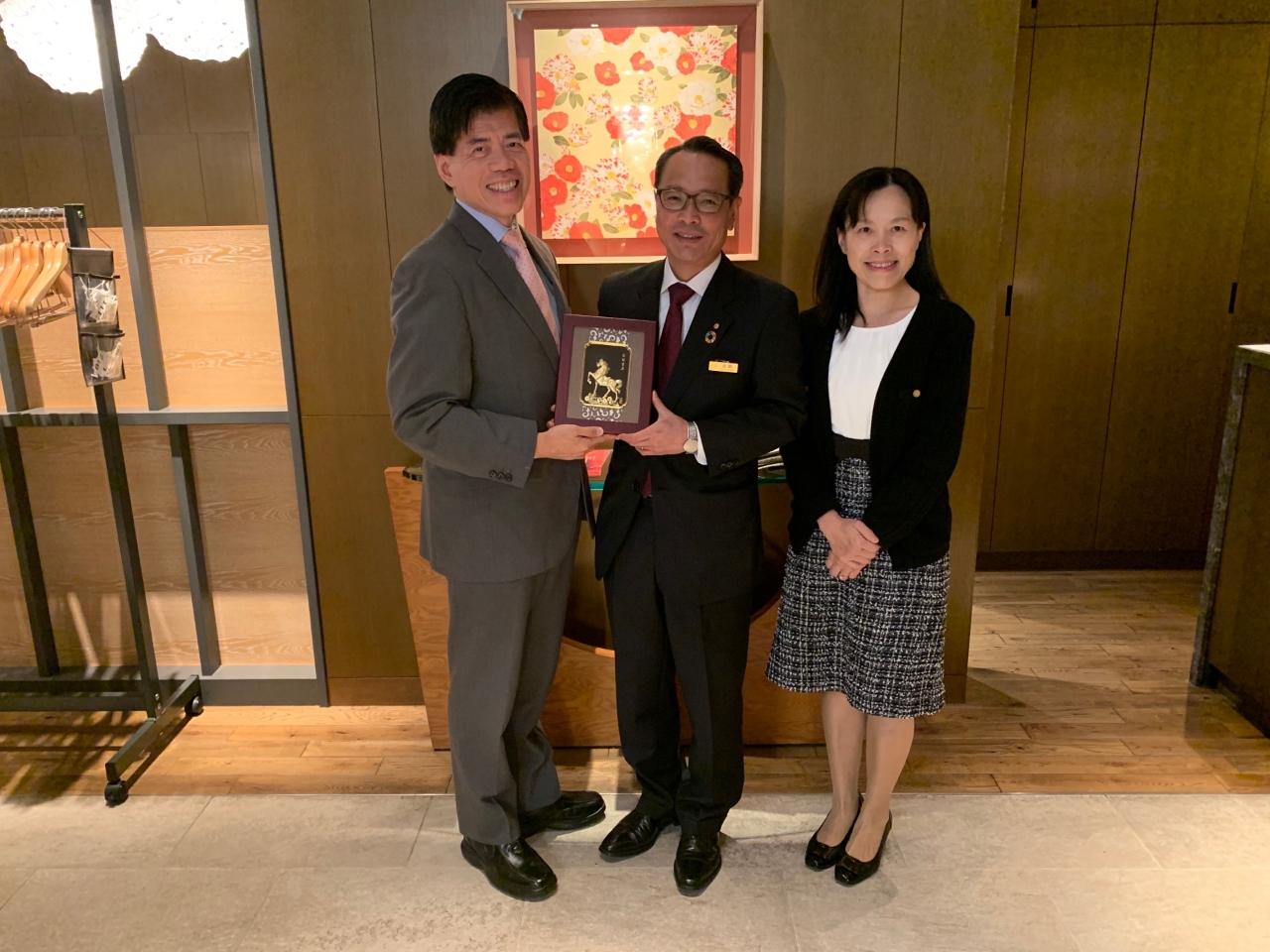 ホテルオークラ福岡高柳健二社長（中）