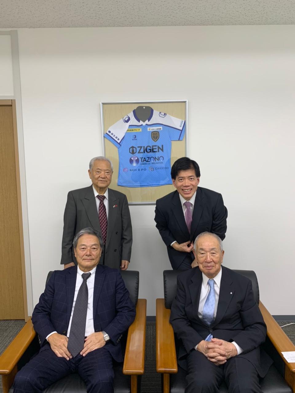 麻生商事株式会社代表取締役会長栗尾城三郎（前右）