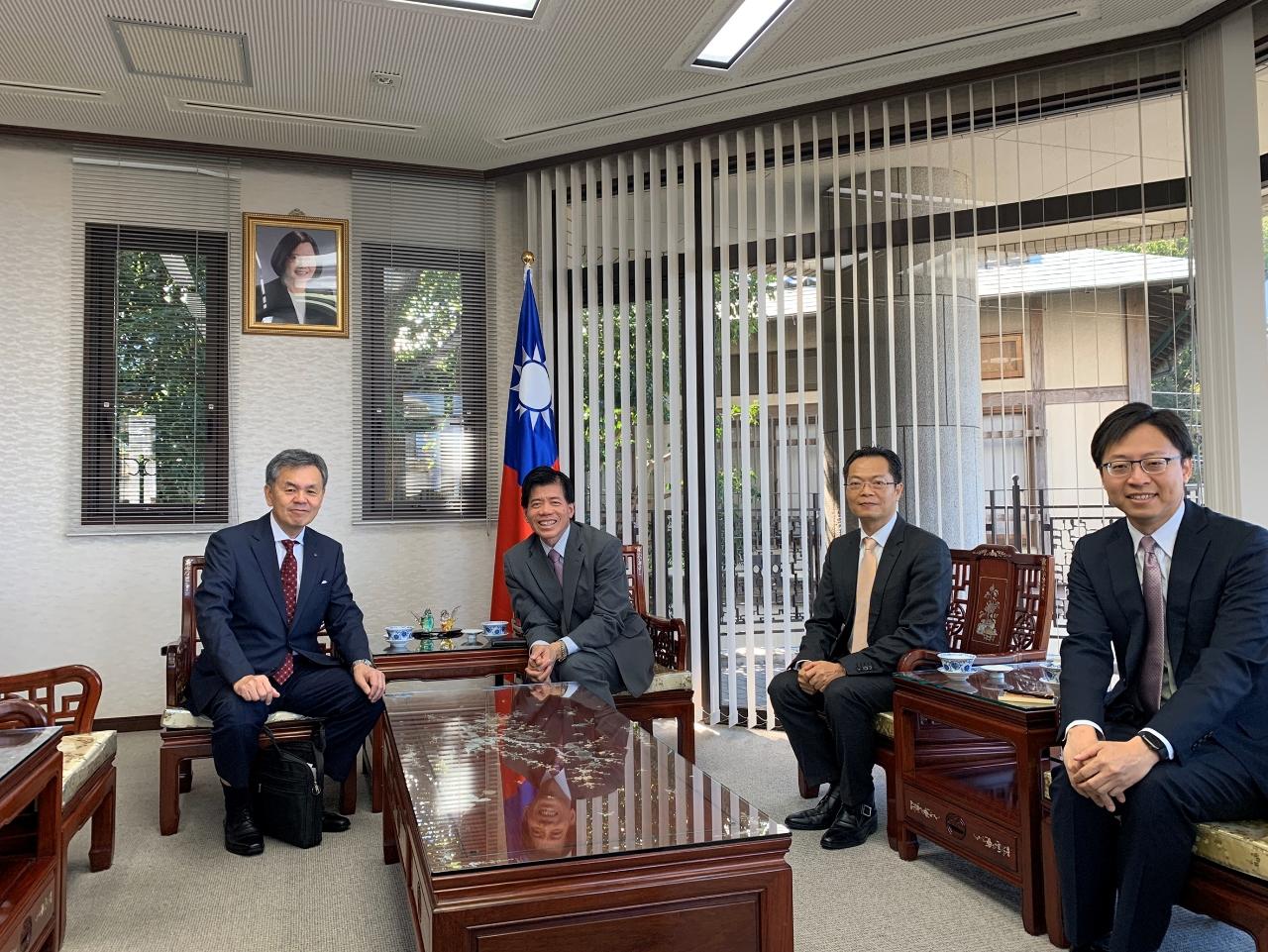 RKB飯田和郎専務取締役（左一）