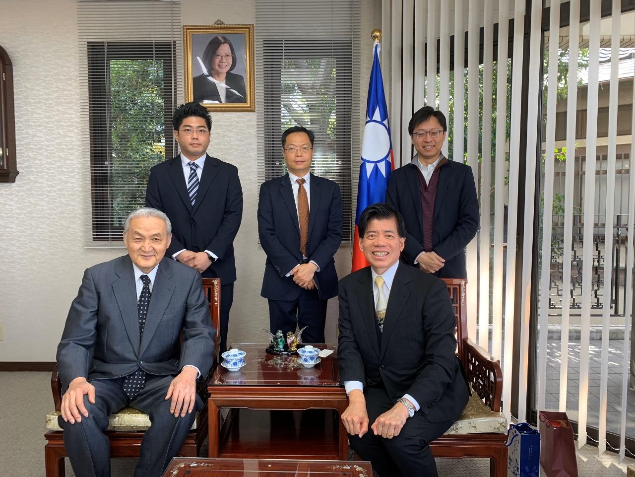 元衆議院議員太田誠一（前左）、秘書伏谷拓人（後左）