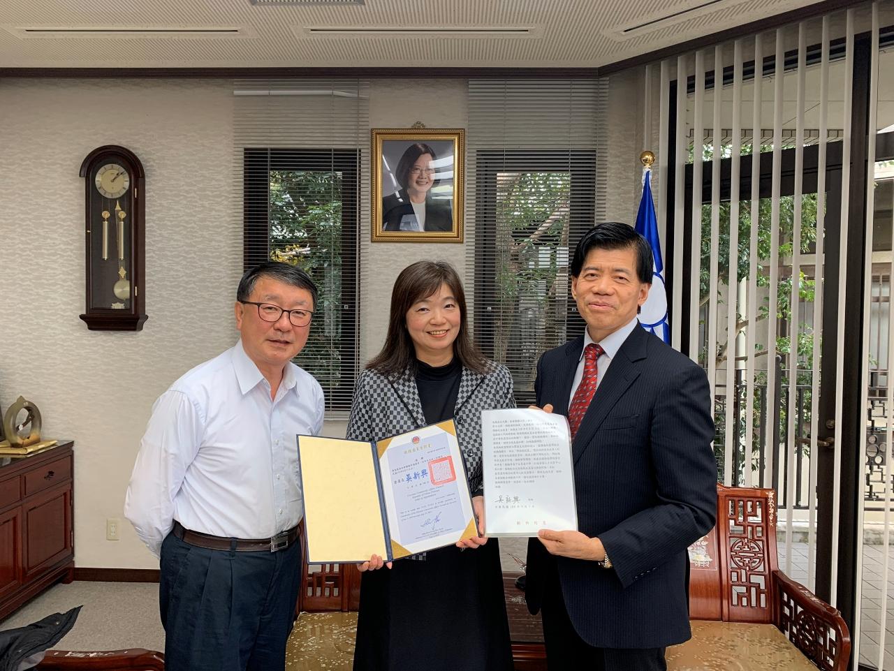 萬逸真僑務促進委員（中）