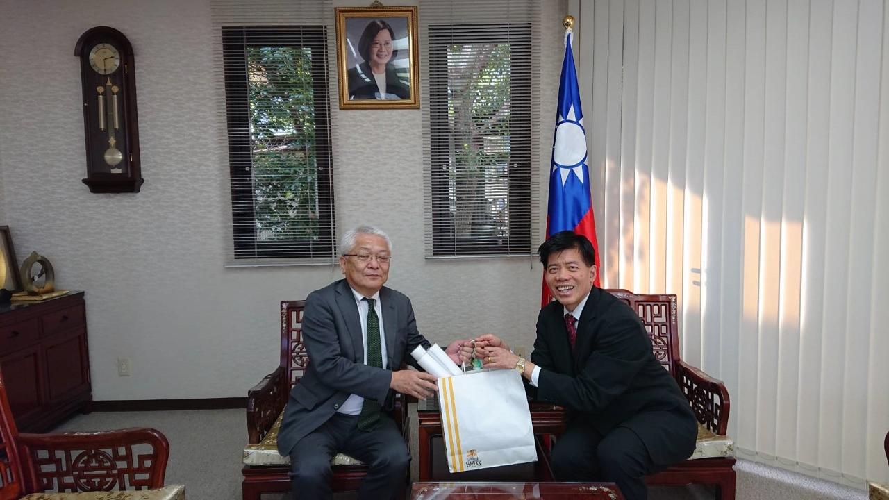 ソフトバンクグループAcroBats株式会社安積研二代表取締役社長（左）