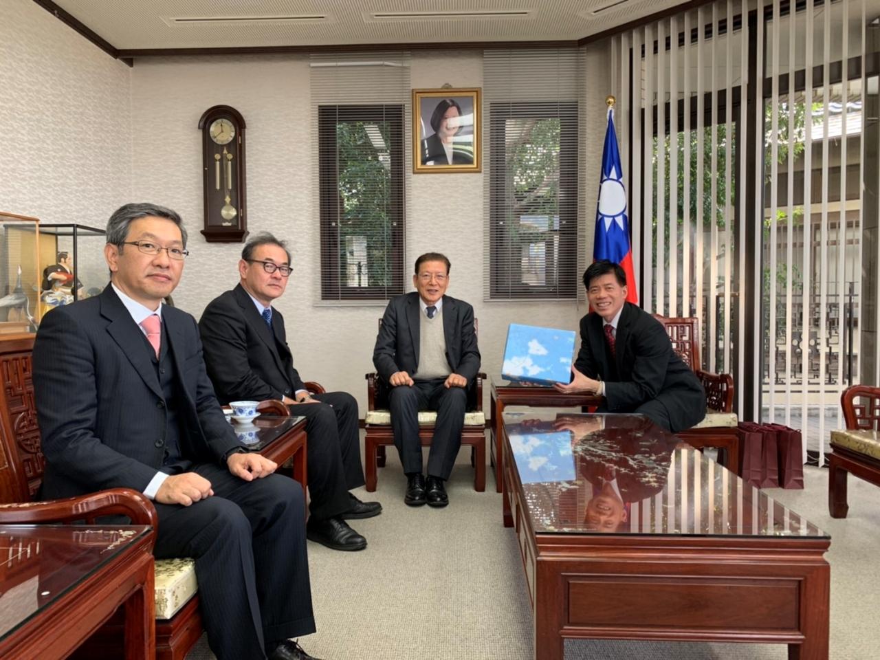 株式会社ミック代表取締役社長小泉努（左三）