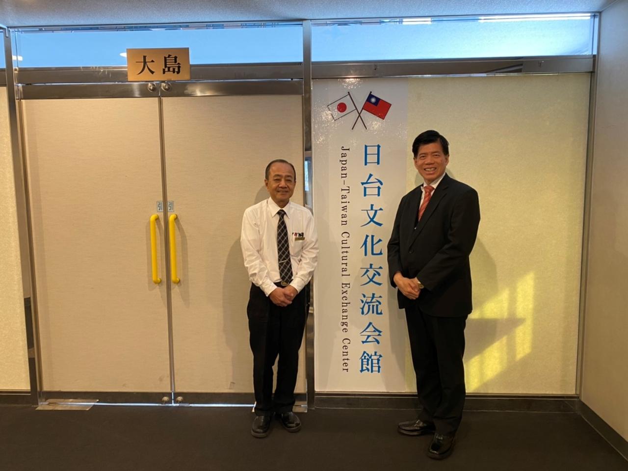 宗像リゾートホテル企画主任永井健司（左）