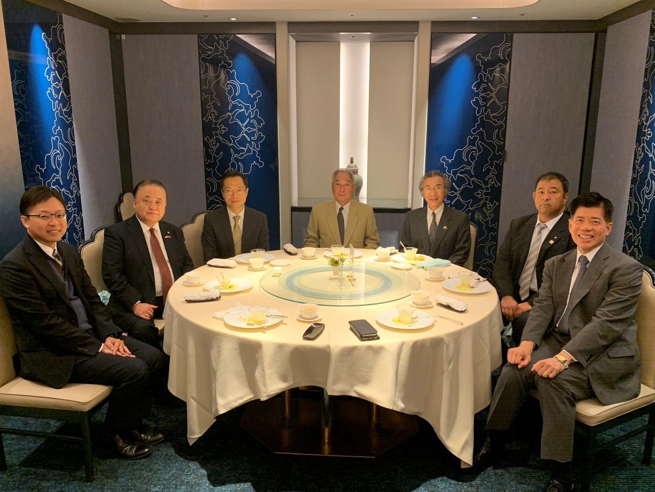 福岡県台湾友好議員連盟秋田章二会長（左四）、渡辺勝将事務局長（右二）、加地邦雄顧問（左二）、本郷啓成様（右三）