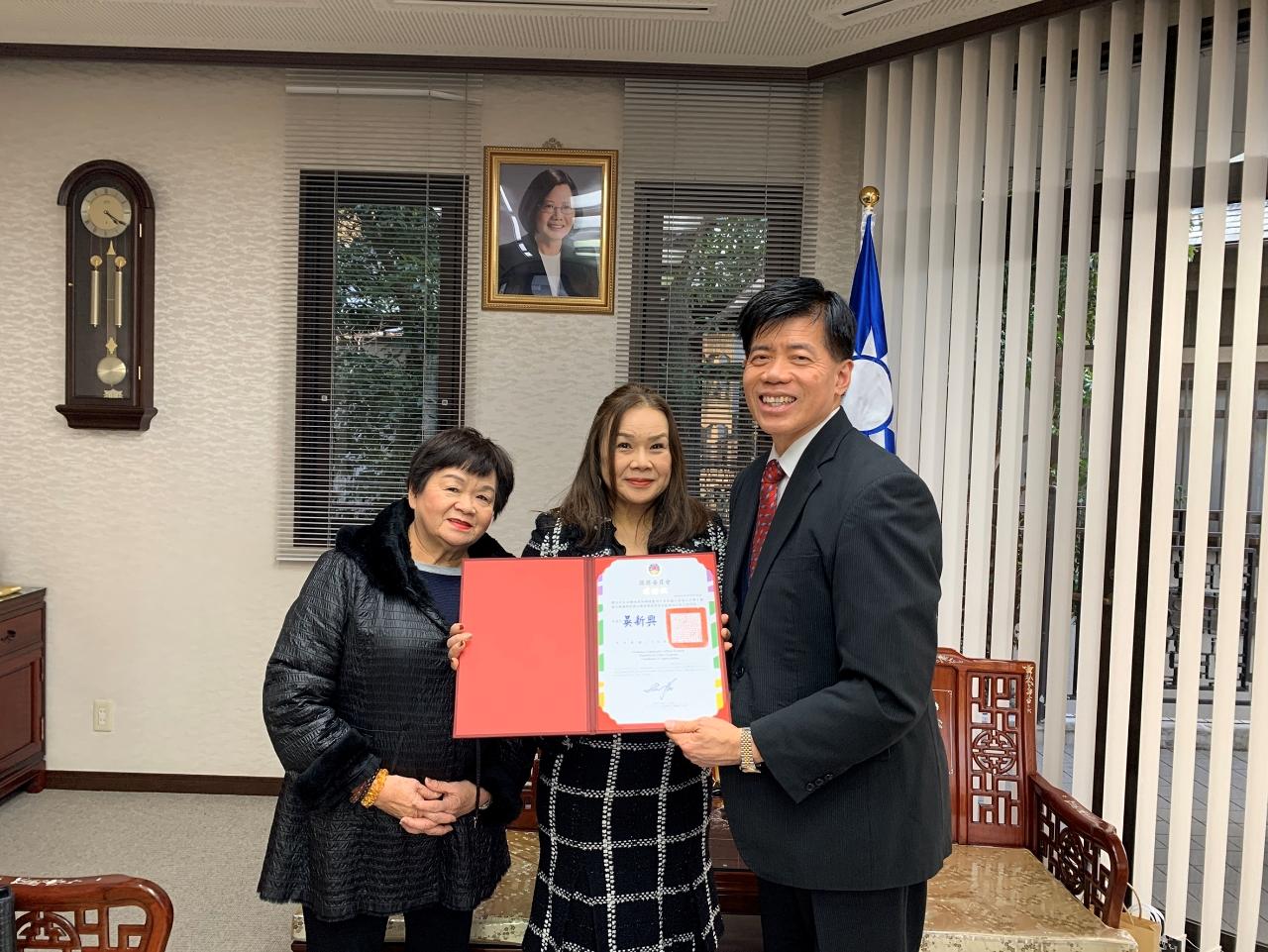 賴玉汝僑務顧問（中）