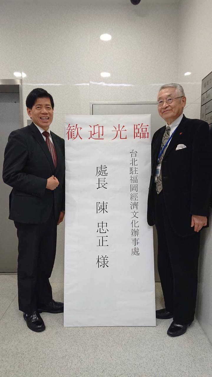福岡県日華親善協会天岡健会長（右）