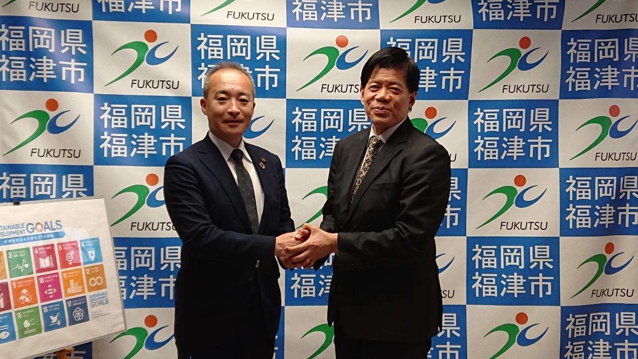 福津市長原﨑智仁（左）