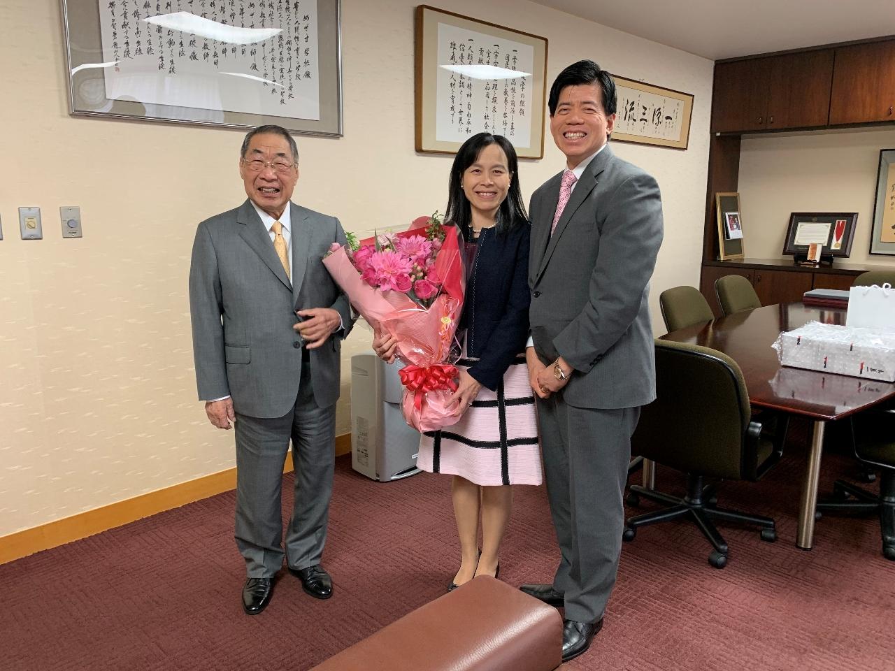 福岡工業大学鵜木洋二理事長（左）