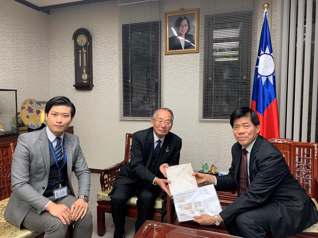 1月14日、株式会社あすみらい代表取締役日野真俊(中)、李易紘様(左)等一行2人が陳総領事を表敬訪問。