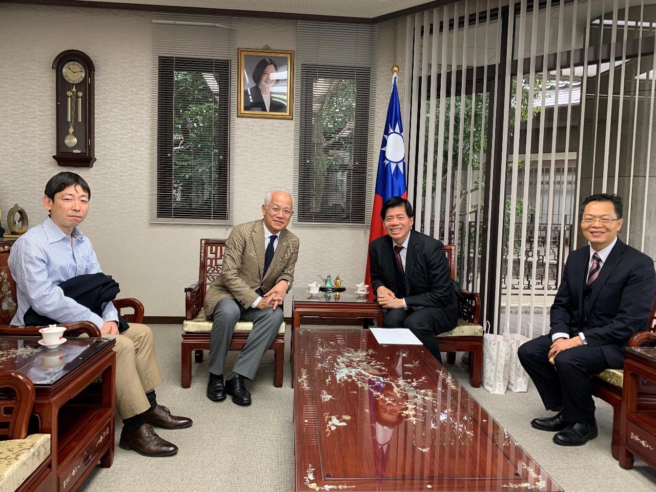 福岡県護国神社宮司田村豐彦（左二）
