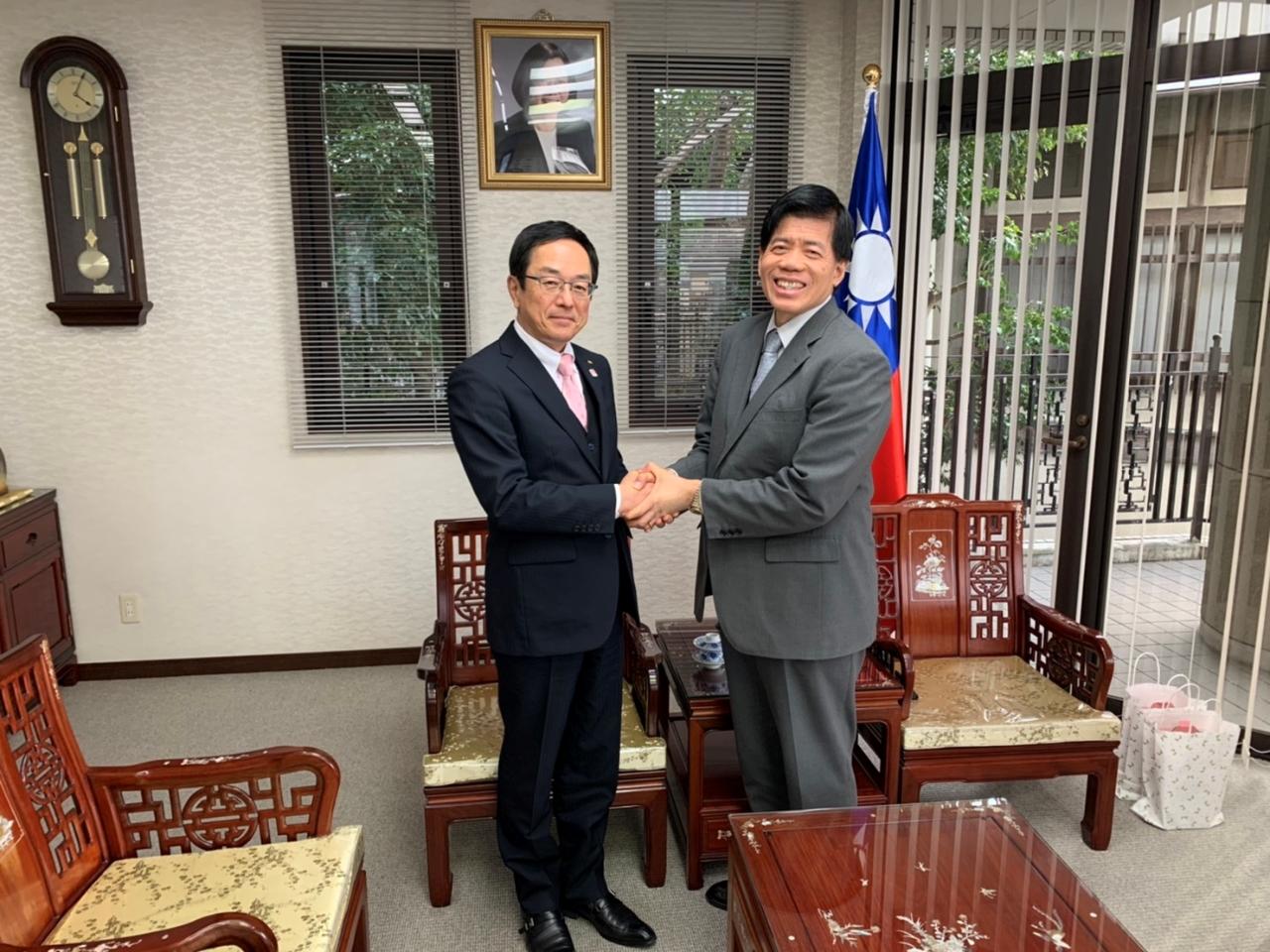 福岡県議会原中誠志副議長（左）